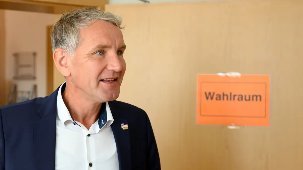 Björn Höcke, Spitzenkandidat der AfD zur Landtagswahl 2024 in Thüringen, kommt zur Stimmabgabe für die Landtagswahl in das Wahllokal. In Thüringen findet am Sonntag die Landtagswahl statt. +++ dpa-Bildfunk +++