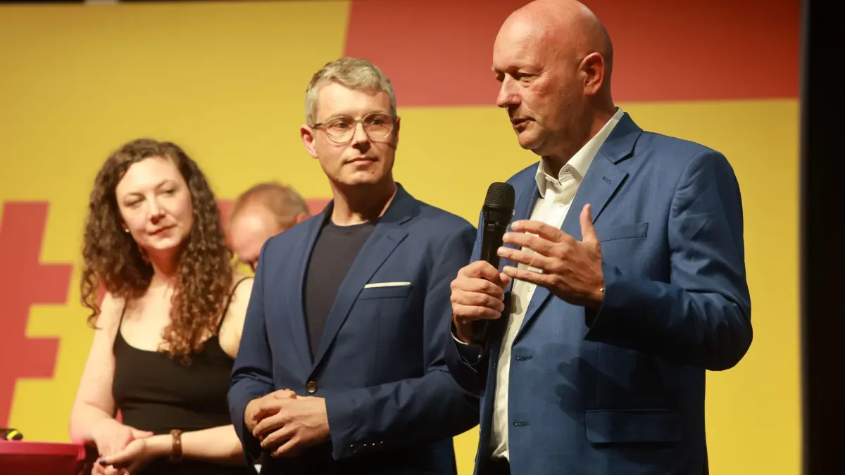 Landtagswahl in Thüringen - Wahlparty FDP: 01.09.2024, Thüringen, Erfurt: Thomas Kemmerich (r, FDP), Landesparteivorsitzender und Spitzenkandidat seiner Partei für die der Landtagswahl in Thüringen, reagiert neben Robert-Martin Montag, Direktkandidat und Generalsekretär FDP Thüringen und Petra Teufel, Direktkandidatin, bei der Wahlparty der FDP im DasDie auf die erste Prognose zu den Wahlergebnissen in Thüringen. In Thüringen fand am Sonntag die Landtagswahl statt. Foto: Michael Reichel/dpa +++ dpa-Bildfunk +++