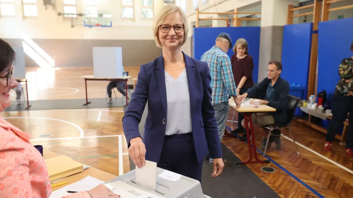 Landtagswahl Thüringen - Stimmabgabe Katja Wolf: 01.09.2024, Thüringen, Eisenach: Katja Wolf, Thüringer Spitzenkandidatin des BSW, gibt ihre Stimme zur Landtagswahl ab. In Thüringen findet am Sonntag die Landtagswahl statt. Foto: Bodo Schackow/dpa +++ dpa-Bildfunk +++