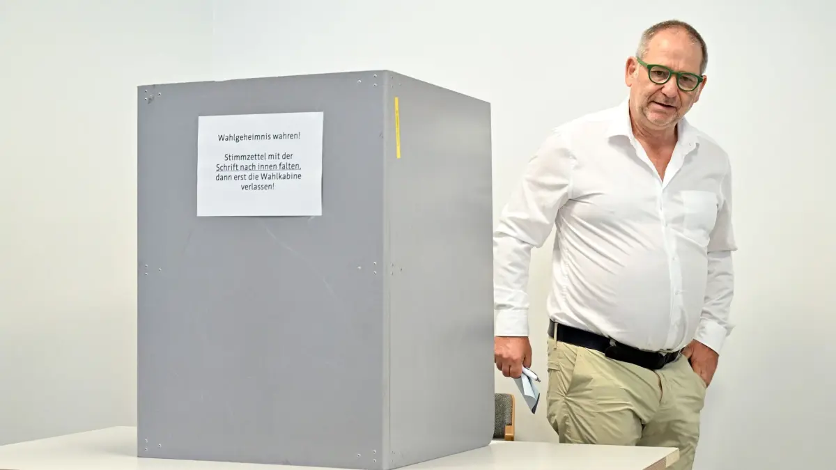 Landtagswahl Thüringen - Stimmabgabe Stengele: 01.09.2024, Thüringen, Erfurt: Bernhard Stengele (Bündnis 90/Die Grünen), Spitzenkandidat seiner Partei zur Landtagswahl 2024, steht nach der Stimmabgabe hinter der Wahlkabine. In Thüringen findet am Sonntag die Landtagswahl statt. (zu dpa: «Spitzenkandidaten geben Stimmen ab») Foto: Martin Schutt/dpa +++ dpa-Bildfunk +++