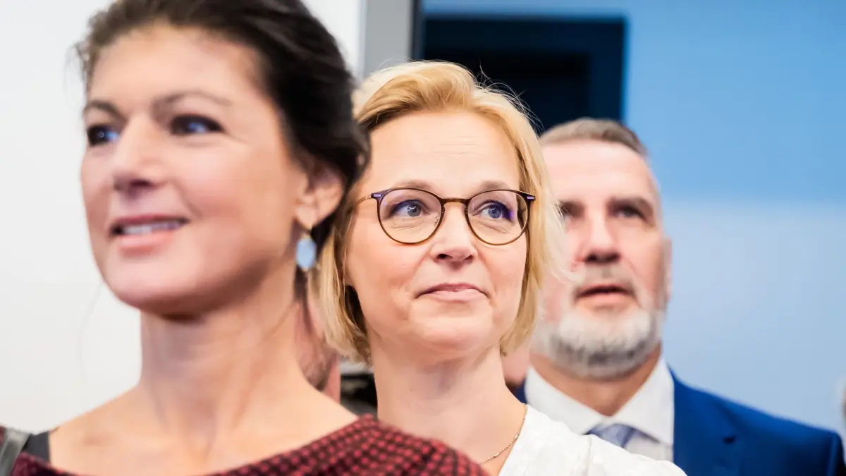Landtagswahl Thüringen - Wahlparty BSW: 01.09.2024, Thüringen, Erfurt: Sahra Wagenknecht (l-r), Parteivorsitzende des Bündnis Sahra Wagenknecht (BSW), Katja Wolf, Spitzenkandidatin des Bündnis Sahra Wagenknecht (BSW) in Thüringen, und Steffen Schütz, Landesvorsitzender und Spitzenkandidat des Bündnis Sahra Wagenknecht (BSW) in Thüringen, kommen zur Wahlparty des Bündnis Sahra Wagenknecht (BSW) im Dompalais. In Thüringen findet am Sonntag die Landtagswahl statt. Foto: Christoph Soeder/dpa +++ dpa-Bildfunk +++