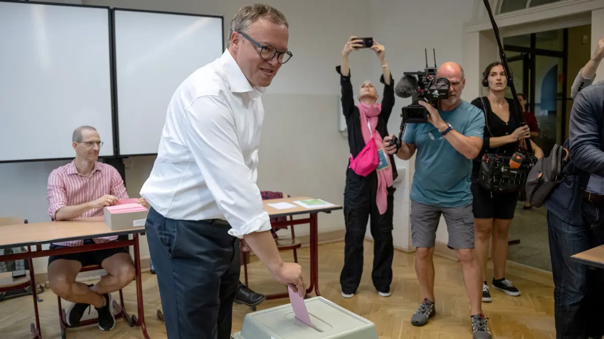 Landtagswahl Thüringen - Stimmabgabe Voigt: 01.09.2024, Thüringen, Jena: Mario Voigt (CDU), Vorsitzender der CDU in Thüringen und Spitzenkandidat seiner Partei, wirft seinen Stimmzettel in die Wahlurne. In Thüringen findet am Sonntag die Landtagswahl statt. Foto: Hannes P. Albert/dpa +++ dpa-Bildfunk +++