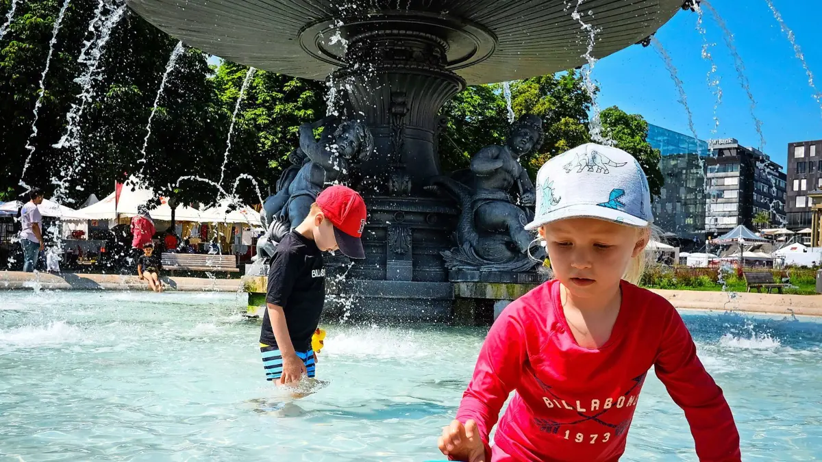 Hitze in Stuttgart, Temperaturen klettern ueber 40 Grad.
Herausforderung für Mensch und Tier.
Hier: am Schlossplatz, spielende Kinder im Brunnen, duerfen abgelichtet werden.