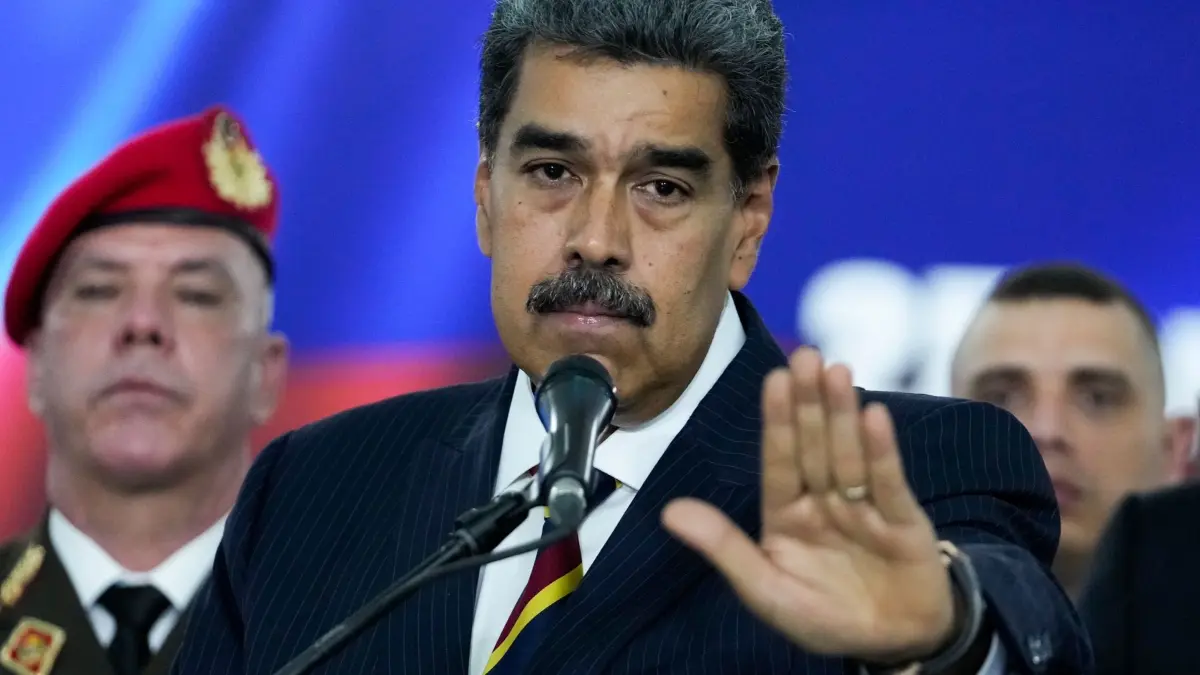 Nach der Präsidentenwahl in Venezuela: ARCHIV - 09.08.2024, Venezuela, Caracas: Der venezolanische Präsident Nicolás Maduro spricht vor Journalisten, bevor er den Obersten Gerichtshof verlässt. Dort traf er im Rahmen eines offiziellen Verfahrens zur Prüfung der Ergebnisse der Präsidentenwahl durch das Gericht. Die USA haben wegen Verstößen gegen Sanktionen ein Flugzeug Maduros beschlagnahmt. (zu dpa: «USA beschlagnahmen Flugzeug von Maduro») Foto: Matias Delacroix/AP/dpa +++ dpa-Bildfunk +++