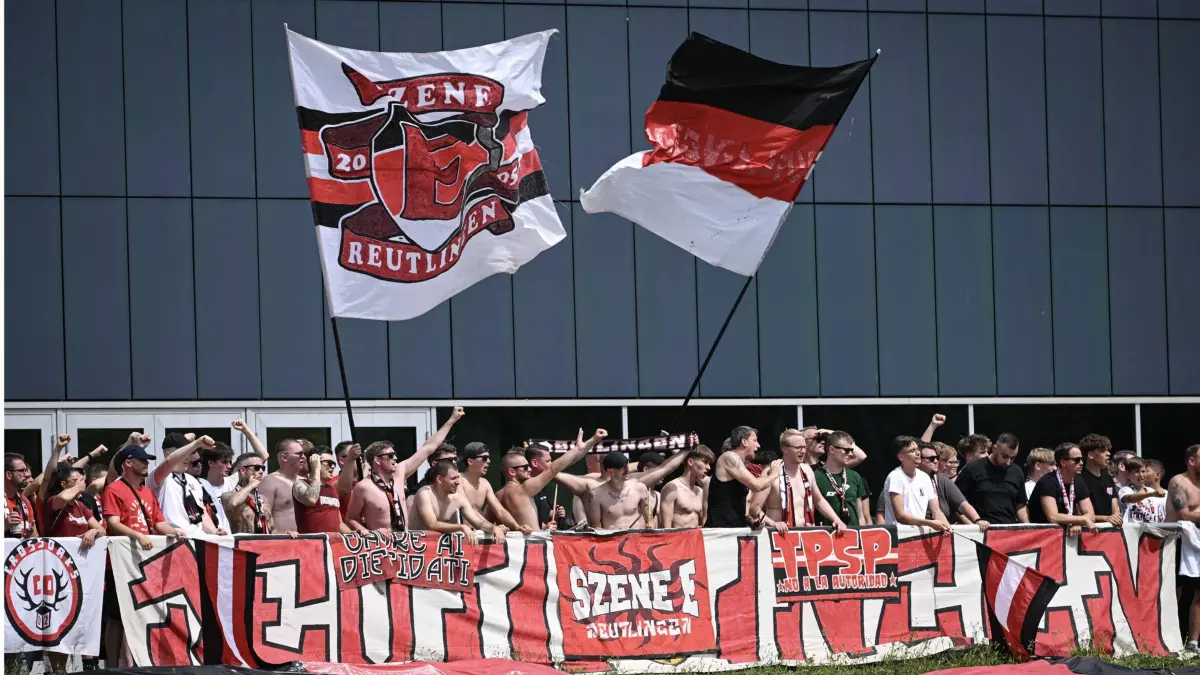 Fussball WFV Pokal 2. Runde 2024/2025 27.07.2024 Alb Verbandsliga / Oberliga TSG Tuebingen - SSV Reutlingen SSV Fans der Szene E machen Stimmung auf dem Sportplatz an der Europastrasse *** Football WFV Cup 2nd round 2024 2025 27 07 2024 Alb Verbandsliga Oberliga TSG Tuebingen SSV Reutlingen SSV fans from Scene E get the atmosphere going at the sports ground on Europastrasse
