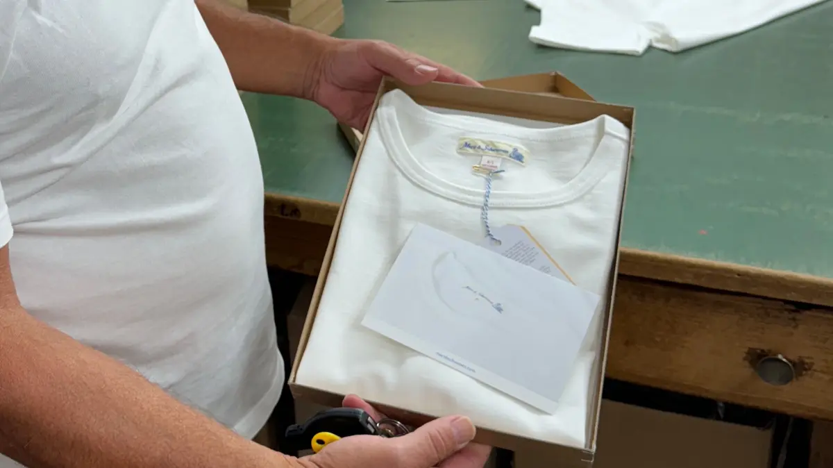 Die T-Shirts aus der Serie "Good Originals" werden wie alle anderen von "Merz b. Schwanen" von Hand gebügelt, gefaltet und in Kartons verpackt. Sogar das Label wird von Hand angebracht.