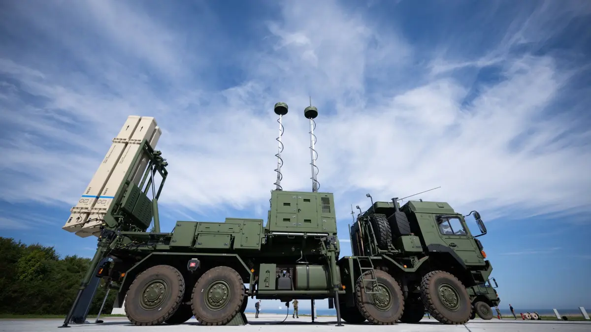 ARCHIV - 05.09.2023, Schleswig-Holstein, Panker: Ein Launcher des Luftverteidigungssystems IRIS-T SLM der Firma Diehl Defence steht während der Vorstellung der European Air Defence Academy in der Kaserne Todendorf auf einer Platte. (zu dpa: «Rüstungssparte von Diehl investiert am Bodensee») Foto: Sebastian Gollnow/dpa +++ dpa-Bildfunk +++