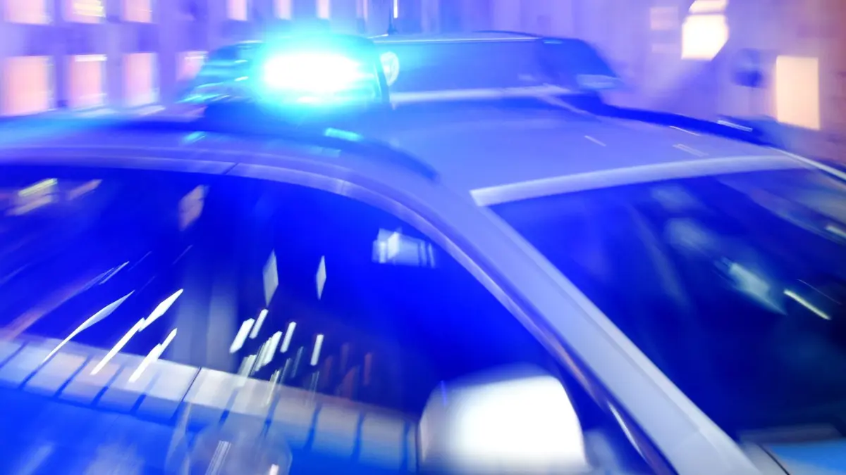 ARCHIV - 06.08.2015, Schleswig-Holstein, Flensburg: Ein Streifenwagen der Polizei steht mit eingeschaltetem Blaulicht auf der Straße. In Schleswig-Holstein haben die Straftaten laut der am Donnerstag vorgestellten Polizeilichen Kriminalstatistik 2022 um 25 Prozent im Vorjahresvergleich zugenommen. (zu dpa: «Raubtaten und Körperverletzungen nehmen in Schleswig-Holstein zu») Foto: Carsten Rehder/dpa +++ dpa-Bildfunk +++