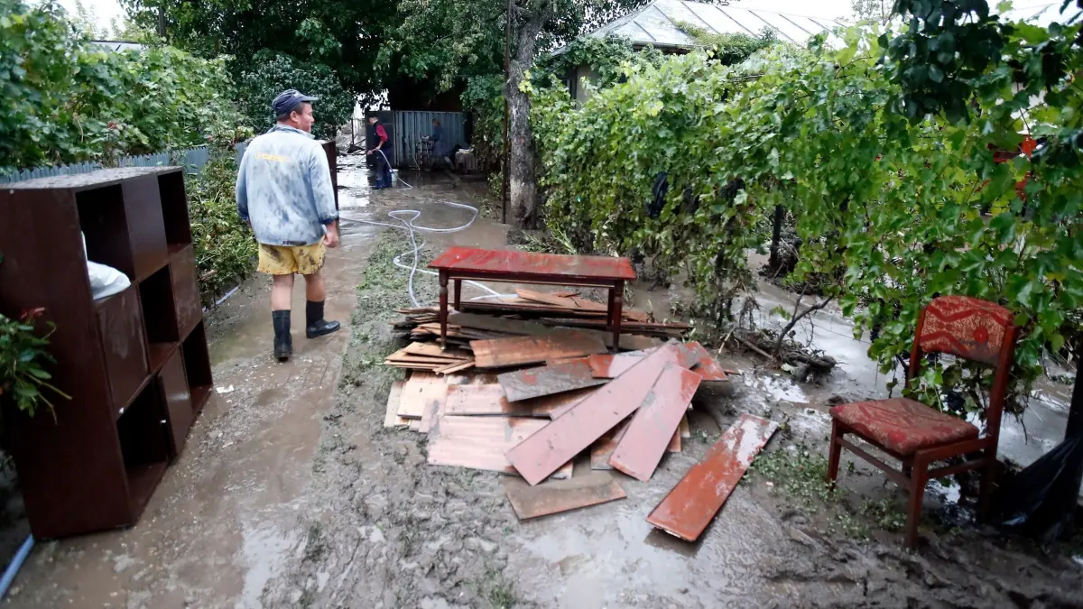 Hochwasser in Rumänien: 15.09.2024, Rumänien, Galati: Ein Mann geht an Trümmern in einem von den Überschwemmungen betroffenen Hof im Kreis Galati vorbei. In Rumänien bleibt die Hochwasserlage weiter angespannt. Bei Starkregen und schweren Überschwemmungen sind im Karpatenland mindestens sechs Menschen ums Leben gekommen. Foto: Cristian Cristel/XinHua/dpa +++ dpa-Bildfunk +++