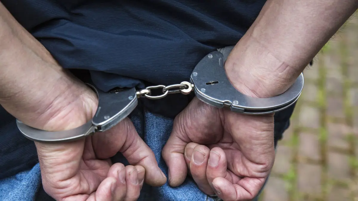 Bildnummer: 60546354 Datum: 25.06.2013 Copyright: imago/Jochen Tack
Polizei, Mann, wird in Handschellen abgefuehrt. Symbolbild. Polizei Gesellschaft Polizei NRW Nordrhein Westfalen Polizeiübung Fotostory xdp x0x 2013 quer Polizei Polizist Polizisten Polizeibeamter Sicherheit Sicherheitskraefte Polizeikraefte Innere Sicherheit blau Kriminalitaet Kriminelle Kriminalitaeteststatistik Verbrechen Handschellen Handfesseln Fesseln verhaften Verhaftung festnehmen Festnahme Arrest arestieren vorflaeufige Festnahme Gewahrsam Polizeigewahrsam abfuehren Verdaechtiger Taeter Tatort gefesselt Acht Uniform Polizeiuniform anlegen
60546354 Date 25 06 2013 Copyright Imago Jochen Tack Police Man will in Handcuffs dissipated Symbol image Police Society Police NRW North Rhine Westphalia Police exercise Photo Story XDP x0x 2013 horizontal Police Policeman Policemen Police officials Security Sicherheitskraefte Police forces internal Security Blue Crime Criminals Crime Handcuffs Hand shackles Fetters arrest Arrest Hard Copy Arrest Arrest Arrest Detention Police custody suspicious Taeter Crime scene tied eight Uniform Police uniform Create