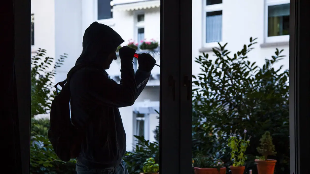 Bildnummer: 58596532 Datum: 28.09.2012 Copyright: imago/Jochen Tack
Einbrecher dringt, am hellen Tag, in eine Wohnung ein. Hebelt mit einem Schraubendreher ein Fenster auf. Symbolbild. Symbol Model release Indoor xns x0x 2012 quer Aufmacher Symbol Symbolfoto Symbolbild symbolisch Aufbruch Delikt Dieb Diebstahl klauen diebstahlsicher Diebstahlversicherung Versicherung versichert Hausratversicherung Einbruchsversicherung Haus Wohnung Appartement Zimmer Eigenheim Eigentumswohnung Mietwohnung einbrechen Einbrecher Wohnungseinbruch Einbruch Tageswohnungseinbruch Einbruchsdiebstahl Einbruchswerkzeug Hauseinbruch Kleinkriminalitaet Kleinkriminalität Beschaffungskriminalität Beschaffungskriminalitaet kriminell Krimineller Kriminelle Sachbeschaedigung Sachbeschädigung beschädigen verwüsten verwuesten zerstören zerstoeren Zerstoerung Zerstörung Chaos Durcheinander Angst aengstlich ängstlich Geschädigter Geschaedigter Opfer Opferschutz Einbruchsopfer Diebesgut Sicherheit sicher Sicherheitstechnik stehlen gestohlen geklaut Straftat Straftäter Straftaeter Verbrechen Verbrecher Diebesbande durchwuehlen durchwühlen durchsucht Unordnung Beute Beutezug Schaden Sachschaden Verlust Einbruchsschutz sichern Notfall Notruf Polizei Schraubenzieher Schraubendreher Kapuzenpullover Fenster Fensterrahmen Erdgeschoss Taschenlampe Silhouette klettern eindringen
58596532 Date 28 09 2012 Copyright Imago Jochen Tack Burglar penetrates at bright Day in a Apartment a hebelt with a Screwdriver a Window on Symbol image symbol Model Release Indoor xns x0x 2012 horizontal Highlight symbol Symbolic image Symbol image symbolic Departure Offense Thief Theft steal diebstahlsicher Theft insurance Insurance insured Household insurance Burglary insurance House Apartment Apartment Room Own home Property Rental housing tumble Burglar Domestic burglary Burglary Days burglary Burglary theft Burglary tool House burglary Kleinkriminalitaet Petty crime Procurement crime Beschaffungskriminalitaet Nell crime Criminals Criminals Vandalism Vandalism damage ravage destroyer Destroy destroy Destruction Destruction Chaos Mess Fear afraid afraid injured The aggrieved party Victims Victim protection Burglary victim Stolen property Security sure Safety technology steal stolen Nicked Offence Offenders Offenders Crime Criminals durchwühlen searched Disorder Prey foray Damage Damage Loss Burglary protection Save Emergency Emergency call Police Screwdriver Screwdriver Hooded sweater Window Window frames Ground floor Flashlight Silhouette Climbing penetrate