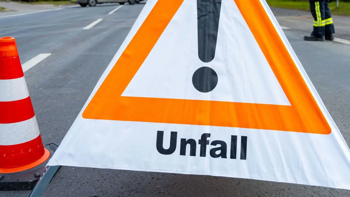ARCHIV - 09.03.2022, Mecklenburg-Vorpommern, Wolgast: Ein Warndreieck steht nach einem Unfall auf der Bundesstraße 111. (zu dpa: Anstieg bei Verkehrsunfällen für Jahr 2022 erwartet) Foto: Stefan Sauer/dpa-Zentralbild/dpa +++ dpa-Bildfunk +++