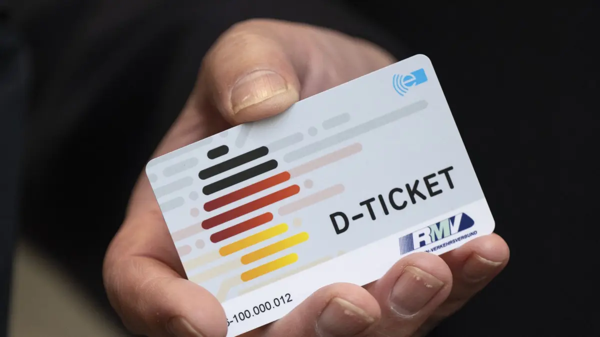 ARCHIV - 03.04.2023, Hessen, Frankfurt/Main: Ein «D-Ticket» im Chipkartenformat wird anlässlich des Verkaufsstarts des Deutschlandtickets im Frankfurter Hauptbahnhof auf einem Pressetermin gezeigt. (zu dpa: «Verkehrsminister beraten über Finanzierung von Deutschlandticket») Foto: Boris Roessler/dpa +++ dpa-Bildfunk +++