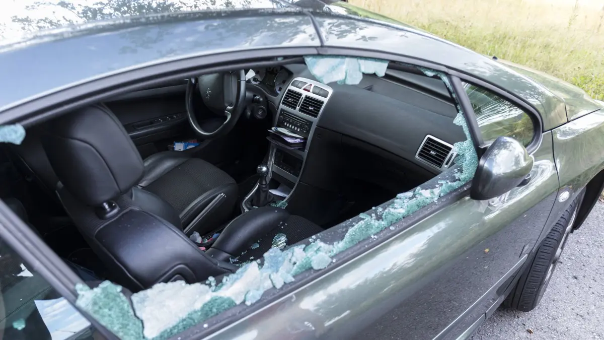 aufgebrochenes Auto Aufgebrochenes Auto mit kaputter eingeschlagener eingeschlagen ausgeschlagen ausgeschlagene aufgebrochen aufgebrochene Autoscheibe Autofenster Fenster Fensterscheibe Seitenfenster Scheibe Seitenscheibe Glasscheibe Beifahrerseite Delikt Autoknacker Verbrechen kriminell KFZ Kraftfahrzeug Heilbronn Baden-Württemberg Deutschland Germany *** broken car broken car broken car with broken broken smashed broken broken broken car window window glass side window glass side window passenger side offence car cracker crime criminal KFZ motor vehicle Heilbronn Baden Württemberg Germany Germany Copyright: xThomasxRathayx