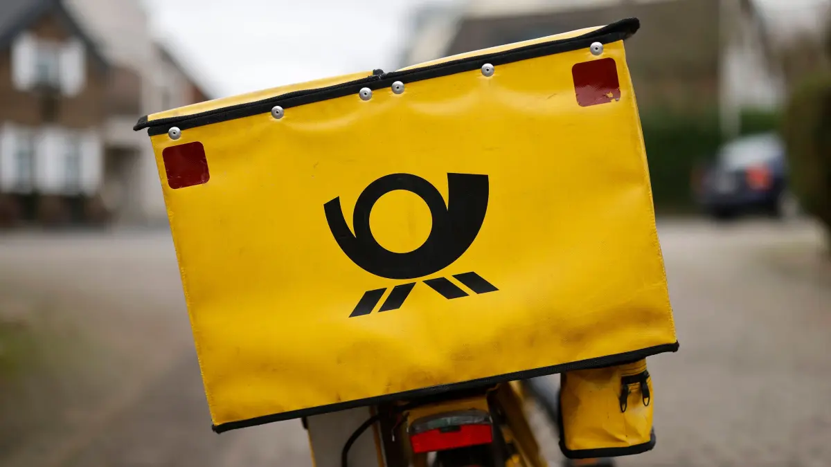 Die Vereinte Dienstleistungsgewerkschaft (ver.di) erh?ht weiter den Druck im Tarifkonflikt mit der Deutschen Post AG und: Die Vereinte Dienstleistungsgewerkschaft ver.di erh?ht weiter den Druck im Tarifkonflikt mit der Deutschen Post AG und ruft Mitarbeiter in regionalen Bereichen der Brief- und Paketzustellung in NRW zu einem befristeten Streik auf. Im Bild ein elektrisches Postrad, wie es zur Postzustellung per Fahrrad von der Deutschen Post genutzt wird. Mit rund 27.000 Fahrr?dern betreibt die Deutsche Post eine der gr??ten Fahrradflotten Deutschlands.Themenbild, Symbolbild Frechen, 27.01.2023 NRW Deutschland *** The United Services Union ver di continues to increase the pressure in the wage dispute with Deutsche Post AG and calls employees in regional areas of mail and parcel delivery in NRW to a temporary strike In the picture, an electric postal Copyright: xChristophxHardtx
