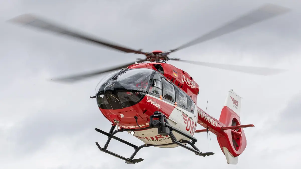 ARCHIV - 17.08.2021, Bayern, Regensburg: Ein Rettungshubschrauber der DRF-Luftrettung startet am Hubschrauber-Standort der DRF-Luftrettung am Uniklinikum Regensburg zu einem Einsatz. (zu dpa: «Rettung per Helikopter: Bulldogge beißt Mann krankenhausreif») Foto: Daniel Karmann/dpa +++ dpa-Bildfunk +++