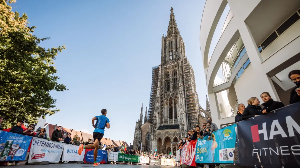 Einstein-Marathon: Fotografische Begleitung mit Massenbild vom Start an der Messe, Bildergalerie für Online und Bilderseite für Print, Menschen an und auf der Strecke, die Sieger*in des Marathons/Halbmarathons etc. + Optik für Poli01 und tragende Optik Lokales