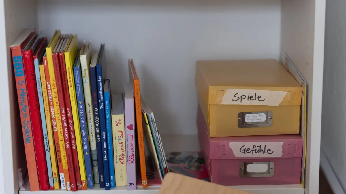 Schulsozialarbeiter sind stark nachgefragt: ARCHIV - 13.09.2024, Baden-Württemberg, Freiburg im Breisgau: Bücher sowie zwei Kisten mit den Aufschriften «Spiele» und «Gefühle» sind im Büro der Schulsozialarbeiter an der Emil-Gött-Schule zu sehen. (zu dpa: «Angststörungen bei Schülern: Herausforderung für Sozialarbeiter») Foto: Philipp von Ditfurth/dpa +++ dpa-Bildfunk +++