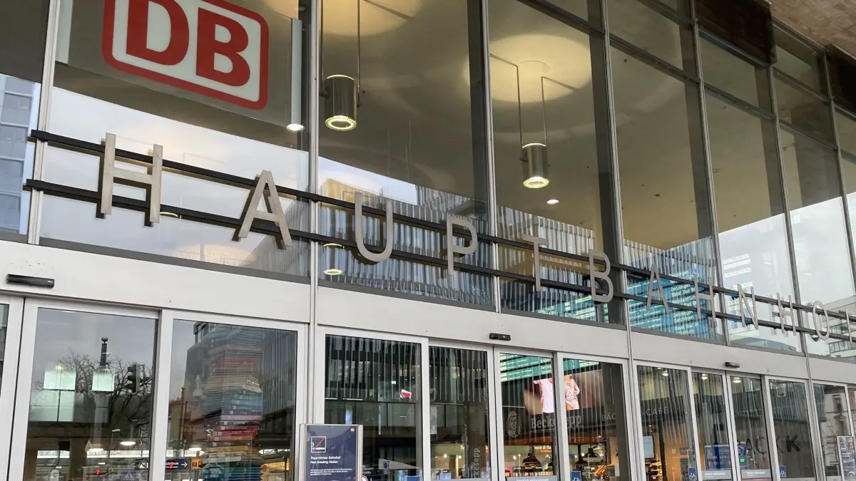 Am Freiburger Hauptbahnhof wurde eine Verdächtige nach einem Raubversuch festgenommen.