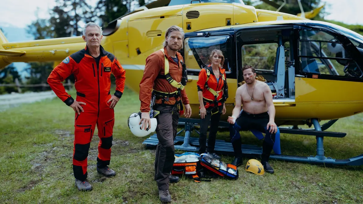 Bergführer Emil (Frederik Jan Hofmann, r.) hatte Glück, dass Markus (Sebastian Ströbel, 2. v. l.), Katharina (Luise Bähr, 2. v. r.) und Michi (Robert Lohr, l.) so schnell zur Stelle waren.