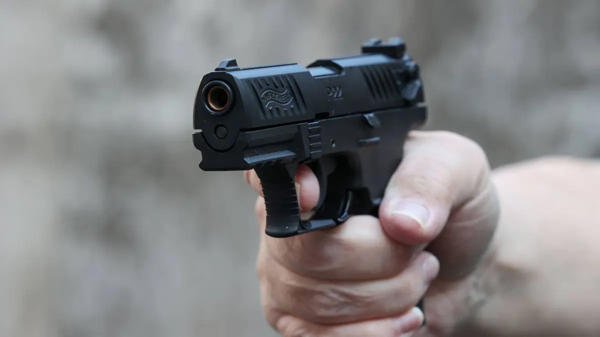 Symbolbild Thema Schreckschusspistole, Hand mit Schreckschusspistole, Walther P22Q Symbolbild zum Thema Gewalt am 22.08.2022 in Siegen/Deutschland. *** Symbol image theme alarm pistol, hand with alarm pistol, Walther P22Q symbol image on the theme of violence on 22 08 2022 in Siegen Germany