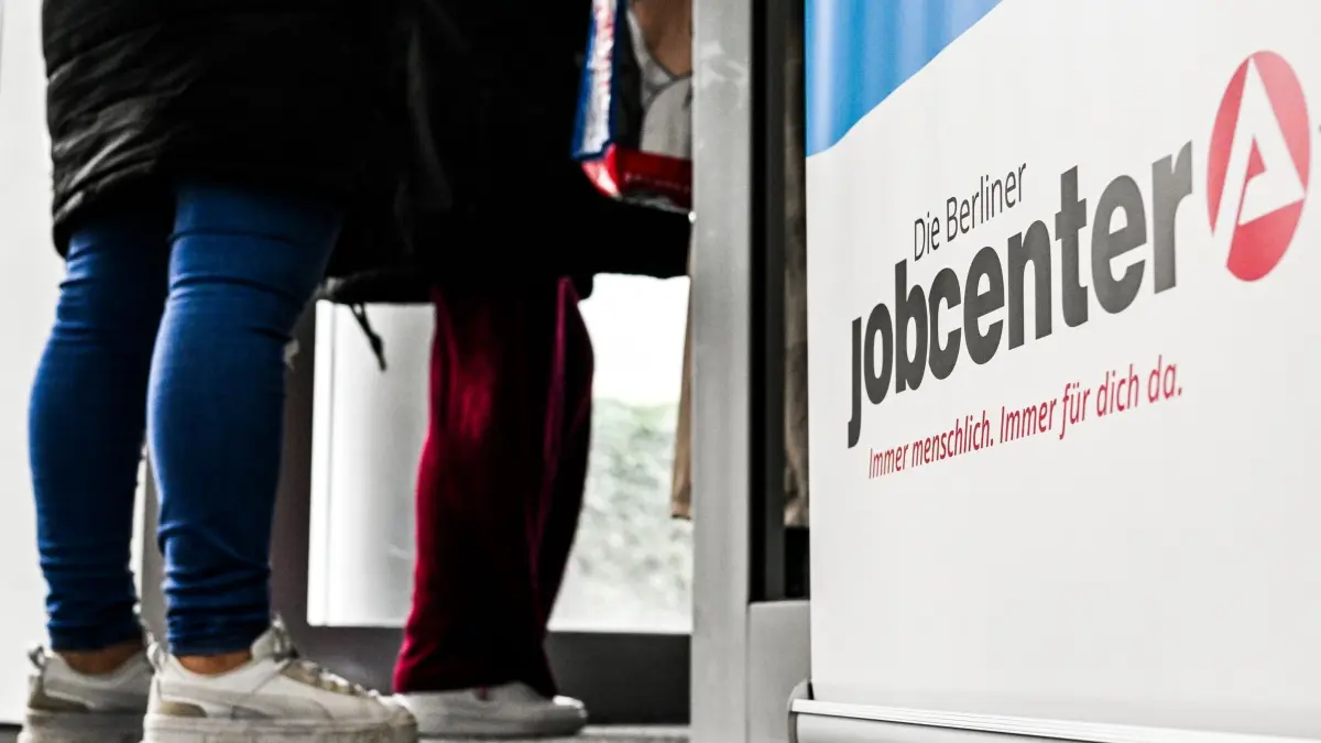Jobcenter: ARCHIV - 28.03.2024, Berlin: Der Eingang zum Jobcenter Tempelhof-Schöneberg. (zu dpa: «Ampel will monatliche Meldepflicht für Bürgergeld-Empfänger») Foto: Jens Kalaene/dpa +++ dpa-Bildfunk +++