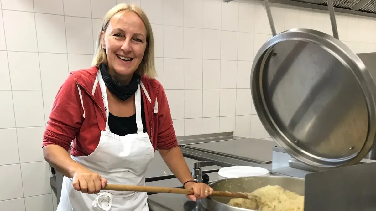 Küchenchefin Elke Kretz mit Sauerkraut. Bild: Diana Wally