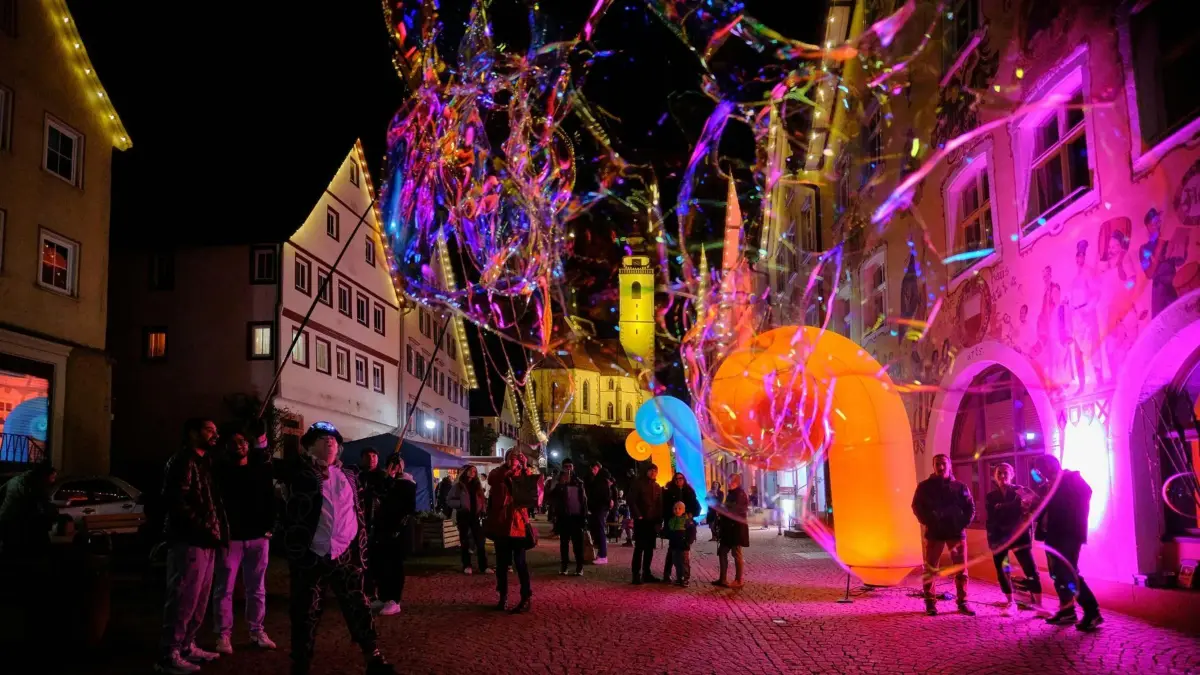 Das gibt es nur zur Langen Nacht der Lichter: Der Marktplatz von Horb ist stimmungsvoll beleuchtet – und die Seifenblasen von Klausi Klücklich bringen noch mehr Stimmung.