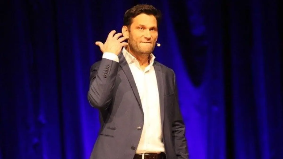 Christian Ehring bringt sein Publikum im Neubau in Schwäbisch Hall zum Lachen.