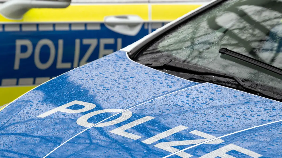ARCHIV - 22.03.2024, Brandenburg, Trebbin: Der Schriftzug ·Polizei· steht auf der Kühlerhaube eines Autos. (zu dpa: «Nach rund 180 Diebstählen: Polizei ermittelt 18 Verdächtige») Foto: Soeren Stache/dpa +++ dpa-Bildfunk +++