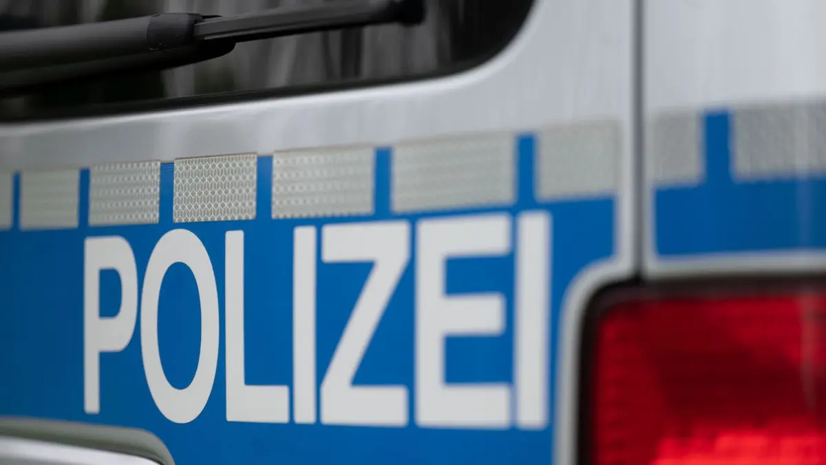 ARCHIV - 06.05.2021, Baden-Württemberg, Stuttgart: Das Wort Polizei ist auf einem Fahrzeug der Polizei zu sehen. (zu dpa: «Graffitis mit «Z»-Symbol im Schwarzwald - Ermittlungen») Foto: Marijan Murat/dpa +++ dpa-Bildfunk +++