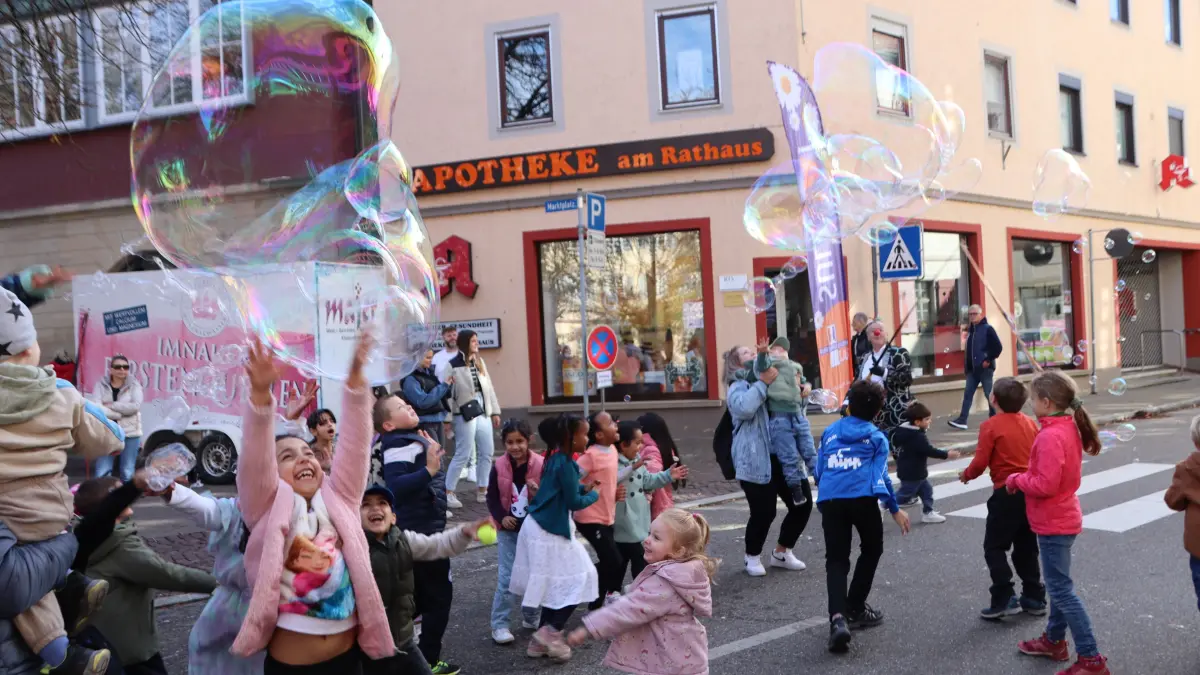 Klausi Klücklich hatte beim Sulzer Herbst die Kinder mit den Riesenseifenblasen auf seiner Seite.
