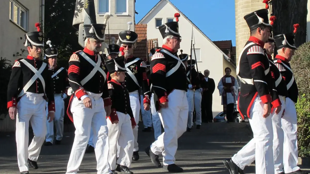 In Hechingen bekommt man bei der Feier des Volkstrauertages auch etwas fürs Auge geboten: Die Historische Bürgergarde stellt Jahr für Jahr eine Ehrenabordnung. Auffallend groß ist die Zahl der Teilnehmenden trotzdem nicht.