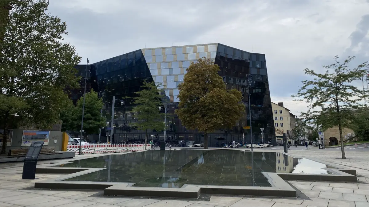 Ein Ort des Gedenkens und der Erinnerung: Der Gedenkbrunnen auf dem Platz der Alten Synagoge. An diesem Ort stand bis zum Jahr 1938 eine Synagoge, die von der Freiburger SS in Brand gesetzt wurde.