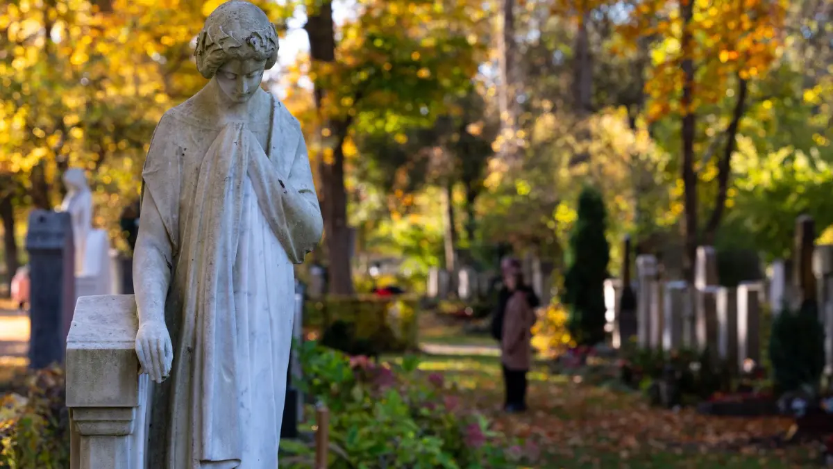 Gräber auf dem Münchner Westfriedhof: ARCHIV - Im Herbst lässt sich Grabschmuck besonders umweltfreundlich gestalten. Das Laub auf dem Grab kann teilweise liegen bleiben, um Insekten und Kleintieren Unterschlupf zu bieten. (zu dpa: «Umweltfreundliche Grabpflege: Darauf können Sie achten») Foto: Sven Hoppe/dpa/dpa-mag - Honorarfrei nur für Bezieher des Dienstes dpa-Magazin +++ dpa-Magazin +++