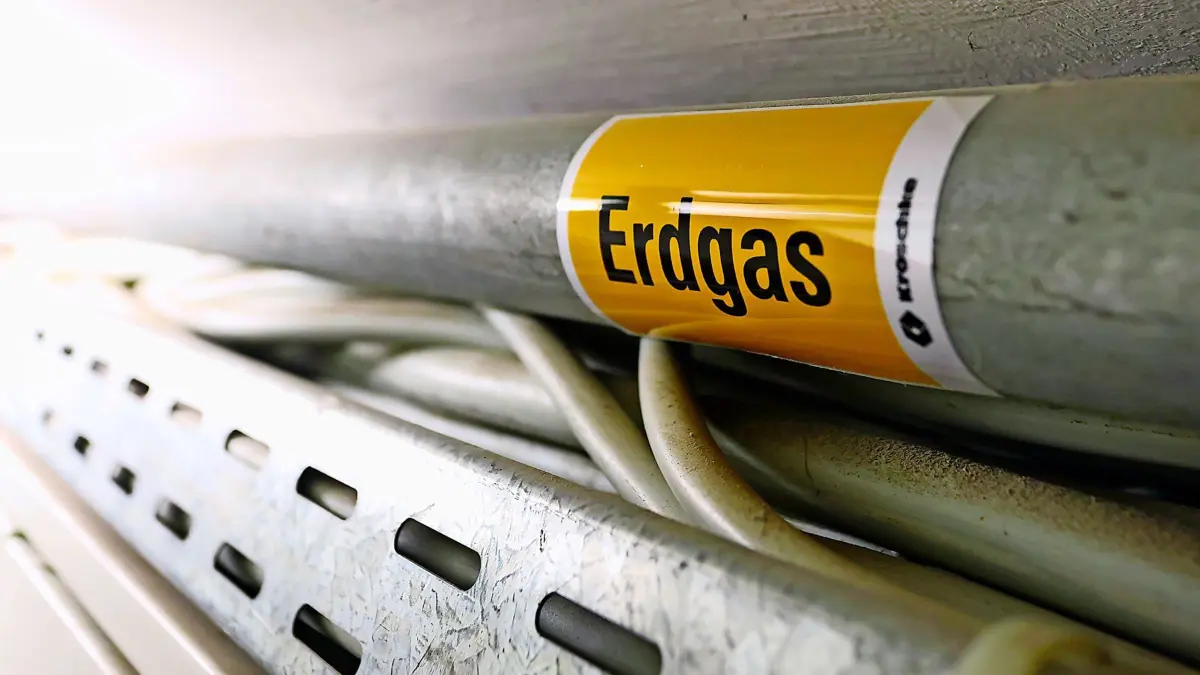 ARCHIV - 24.07.2023, Bayern, Würzburg: Eine Gasleitung im Keller eines Mehrfamilien-Mietshauses ist mit einem Aufkleber mit der Aufschrift "Erdgas" versehen. (zu dpa: «Wirtschaftsministerium rechnet mit schrumpfendem Gasnetz») Foto: Karl-Josef Hildenbrand/dpa +++ dpa-Bildfunk +++