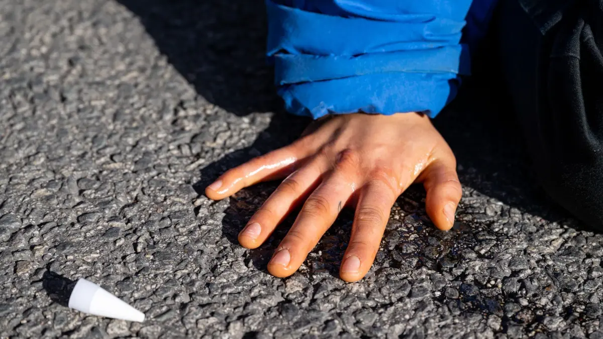 Klimakleber: ARCHIV - 03.11.2022, Bayern, München: Klimaaktivisten haben sich am Karlsplatz in der Innenstadt auf die Fahrbahn geklebt und blockieren die Straße. Immer wieder machten Klimaaktivisten im der Vergangenheit mit ihren Aktionen Schlagzeilen. (zu dpa: «Jesuitenpater will Geldstrafe für Klimablockade nicht zahlen») Foto: Lennart Preiss/dpa +++ dpa-Bildfunk +++