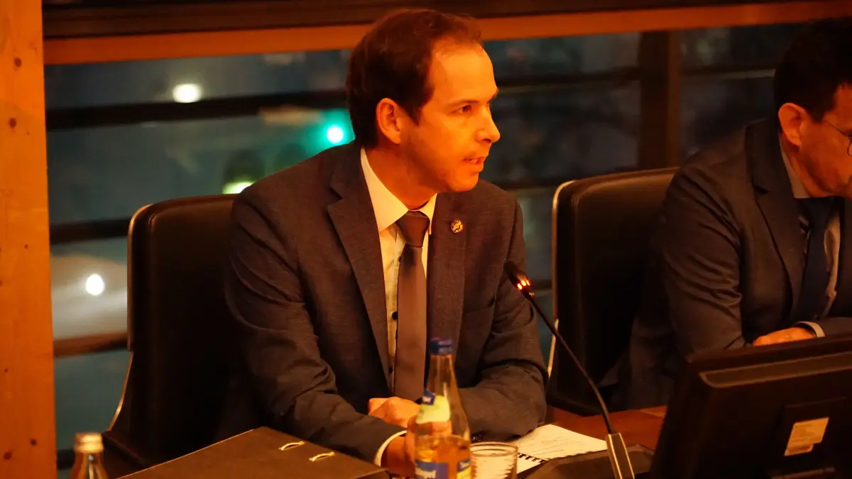 Kämmerer Daniel Bayer erläutert die Finanzlage der Stadt Meßstetten.
