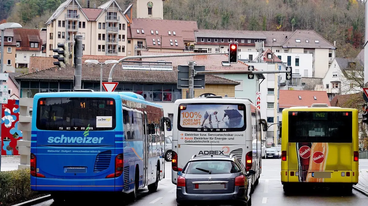 Schulbusse an der großen Dammstraßenkreuzung: Weil die meisten Schülerinnen und Schüler in den Teilorten wohnen, fahren sie mit dem Bus zur Schule.