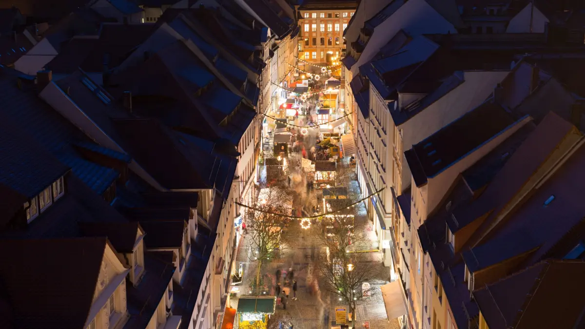 10.12.2018, Sachsen, Bautzen: Blick vom Reichenturm auf den Bautzener Wenzelsmarkt. Der Weihnachtsmarkt hat bis zum 23. Dezember 2018 geöffnet. Foto: Sebastian Kahnert/dpa-Zentralbild/dpa +++ dpa-Bildfunk +++