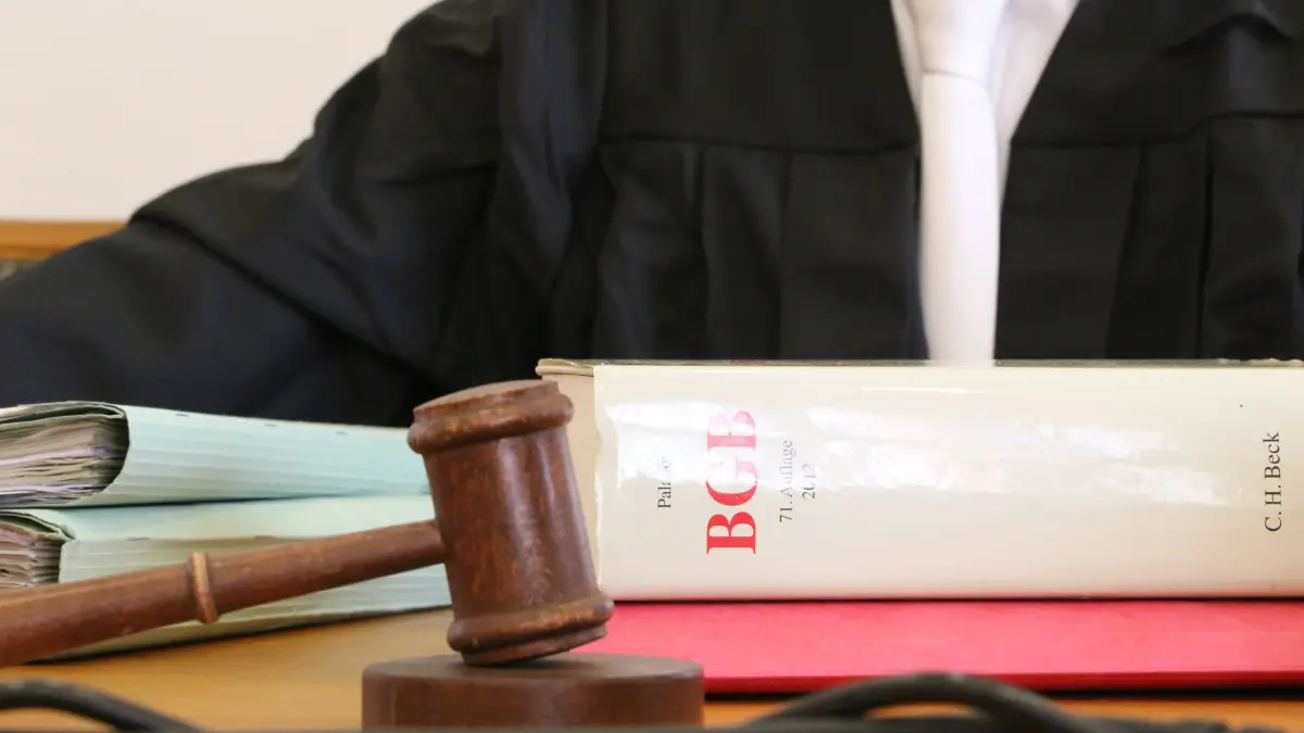 Symbolbild Gerichtsverhandlung in Deutschland mit BGB (B?rgerliches Gesetzbuch) *** Symbol picture court hearing in Ger: Symbolbild Gerichtsverhandlung in Deutschland mit BGB B?rgerliches Gesetzbuch *** Symbol picture court hearing in Germany with BGB Civil Code Copyright: xx
