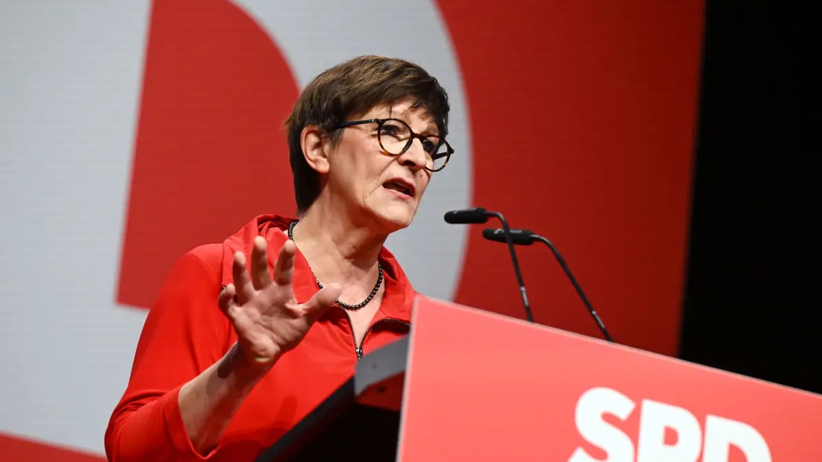 16.11.2024, Baden-Württemberg, Offenburg: Saskia Esken, Bundesvorsitzende der SPD, spricht in der Oberrheinhalle auf dem Landesparteitag der SPD Baden-Württemberg. Foto: Uli Deck/dpa +++ dpa-Bildfunk +++