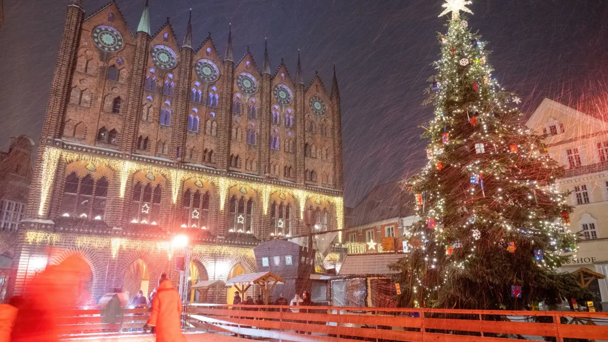 Schneetreiben herrscht am Abend in der Innenstadt auf dem Alten Markt vor dem Rathaus von Stralsund. +++ dpa-Bildfunk +++