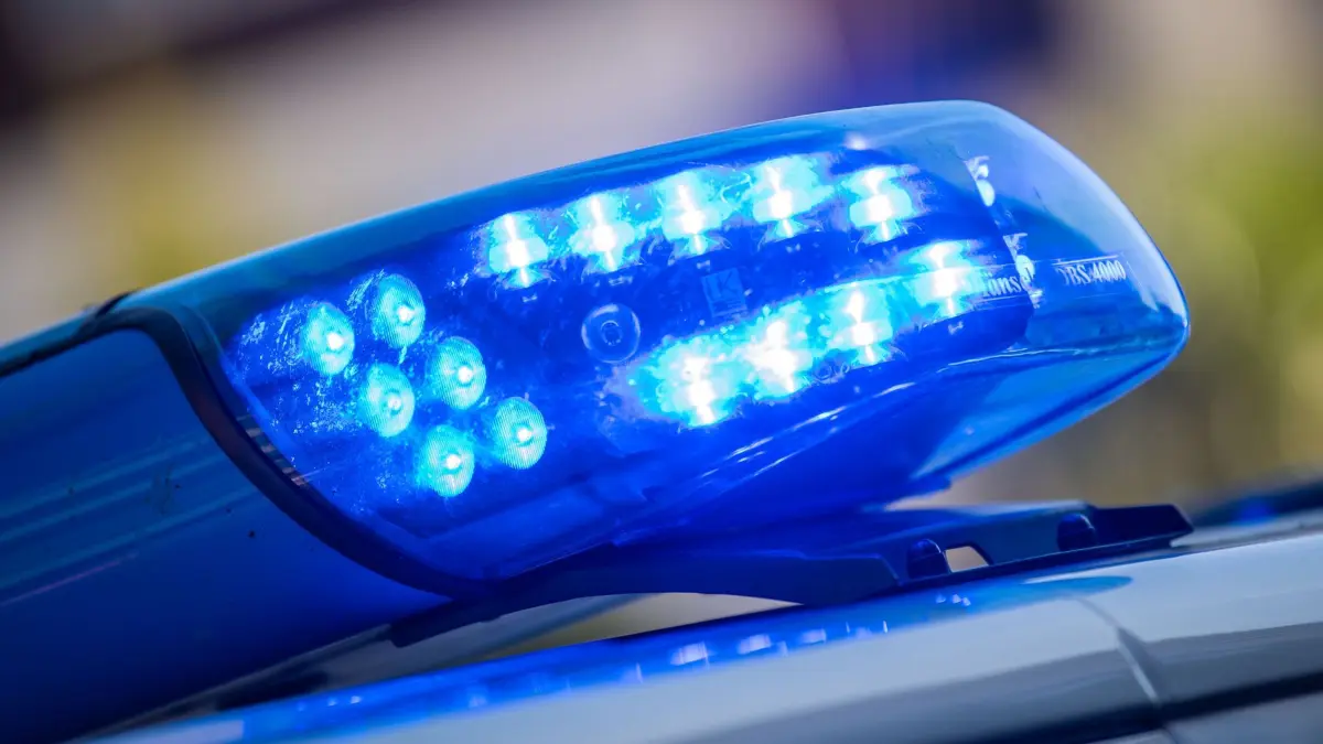 SYMBOLBILD - 11.08.2022, Niedersachsen, Vechta: Ein Blaulicht ist auf dem Dach eines Polizeifahrzeugs zu sehen. (zu dpa: «Rund 20 000 Euro Schaden nach Lkw-Unfall - Verdacht auf Unfallflucht») Foto: Lino Mirgeler/dpa +++ dpa-Bildfunk +++