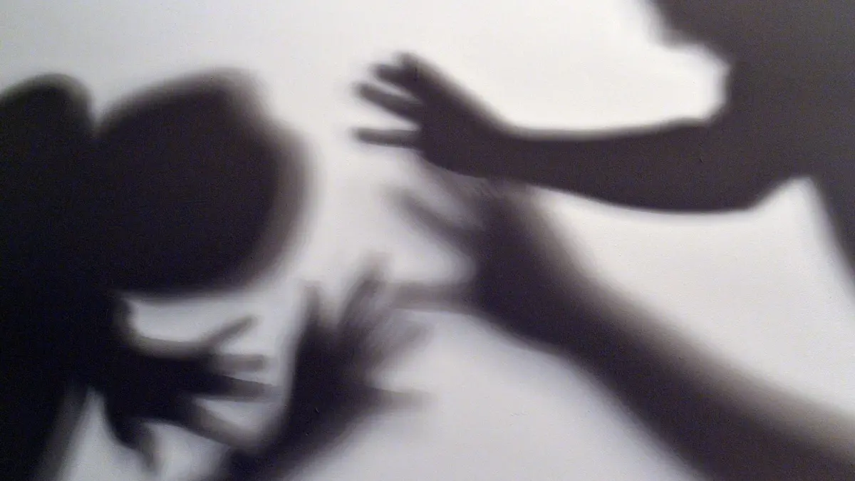 SYMBOLBILD - 07.06.2016, Berlin: ILLUSTRATION - Gestelltes Bild zum Thema häusliche Gewalt. Schatten sollen symbolisieren, wie ein Kind versucht, sich vor der Gewalt eines Erwachsenen zu schützen. (zu dpa: «Gewalt gegen Kinder kann zu langfristigen psychischen Problemen führen») Foto: Maurizio Gambarini/dpa +++ dpa-Bildfunk +++