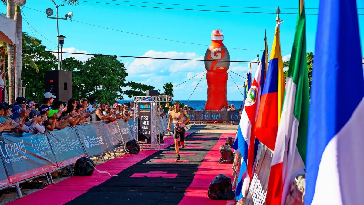 Dominik Sowieja erreicht beim Ironman von Cozumel das Ziel. Der Hochemminger belegt Rang fünf und löst somit das WM-Ticket.