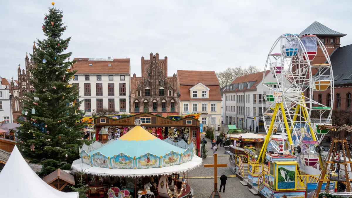 Blick auf den Weihnachtsmarkt in Greifswald. Die Weihnachtsmärkte in Mecklenburg-Vorpommern richten sich darauf ein, den Impfstatus der Besucher abzufragen. +++ dpa-Bildfunk +++