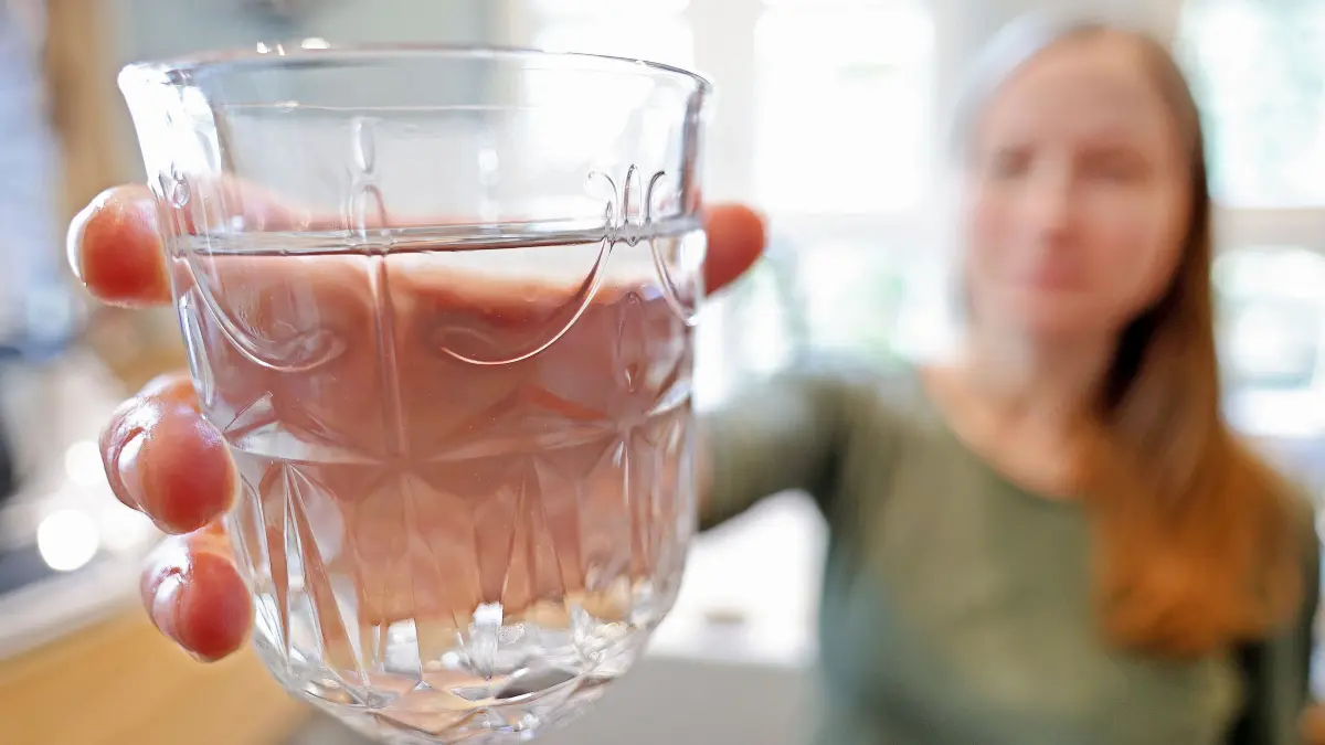 Wasser Trinkwasser Frischwasser Abwasser Brauchwasser Schmutzwasser - Wasser im Glas - Symbolbild