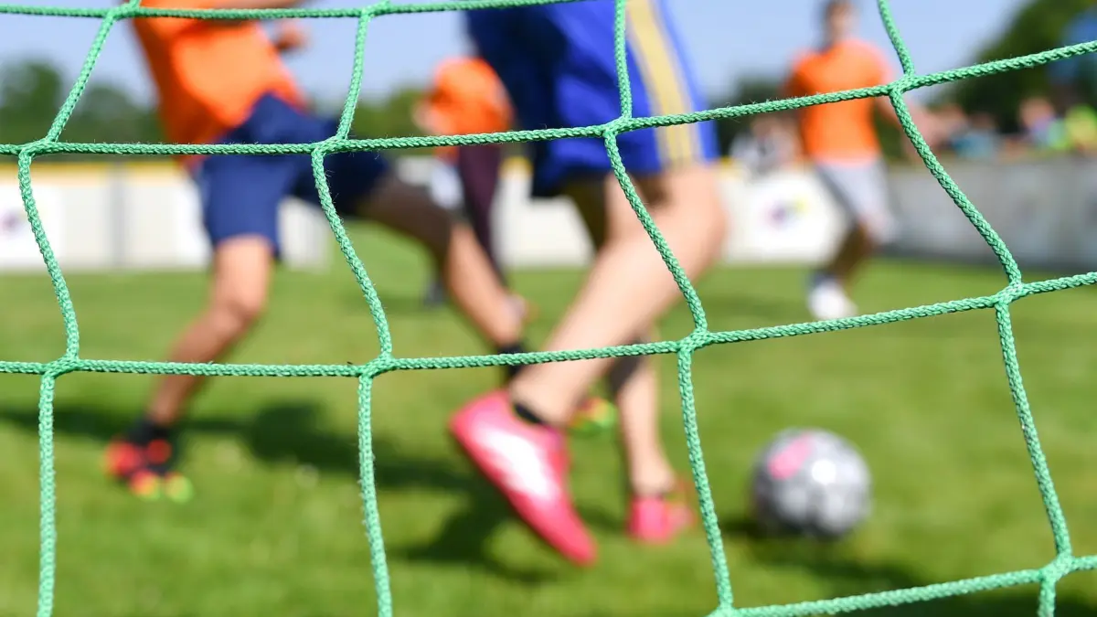 Kinder spielen Fußball: ARCHIV - 05.06.2016, NA, ---: ILLUSTRATION - Kinder spielen auf einem Sportplatz Fußball. (zu dpa: «Jugendarbeit Sachsen-Anhalt: Sport und Spiel sind die Renner») Foto: Uwe Anspach/dpa +++ dpa-Bildfunk +++