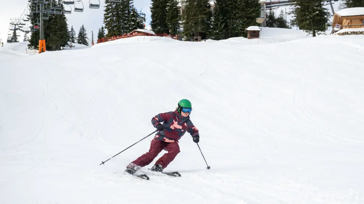 Eine Skifahrerin faehrt die Skipiste hinab: ILLUSTRATION - Skiurlaub in vollen Zügen genießen: Deutsche Skigebiete wie der Feldberg bieten günstige Nebenkosten und hervorragende Pisten für Wintersportler. (zu dpa: «Skiurlaub: In Deutschland ist es vergleichsweise günstig») Foto: Benjamin Nolte/dpa-mag - Honorarfrei nur für Bezieher des Dienstes dpa-Magazin +++ dpa-Magazin +++